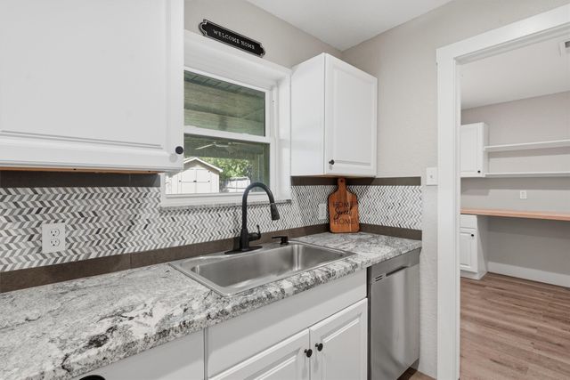 332 S Sealy Avenue, Justin, TX 76247