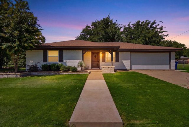332 S Sealy Avenue, Justin, TX 76247