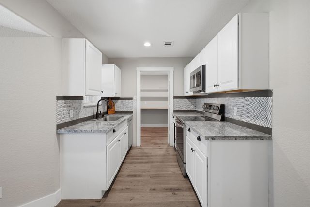 332 S Sealy Avenue, Justin, TX 76247