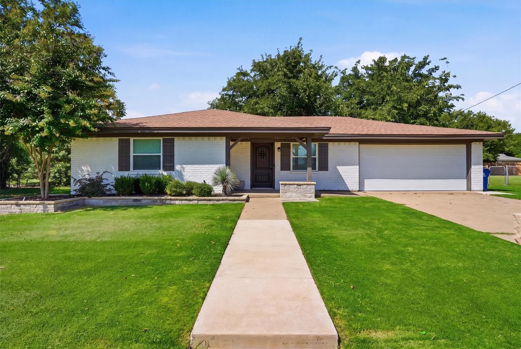 332 S Sealy Avenue, Justin, TX 76247