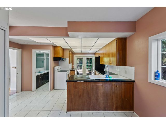 643 S 12TH Ct, Coos Bay, OR 97420