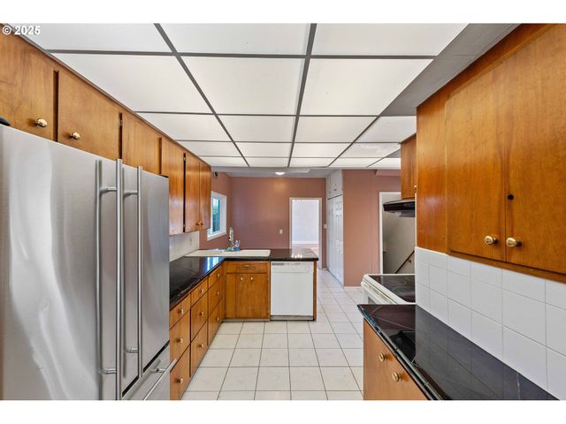 643 S 12TH Ct, Coos Bay, OR 97420