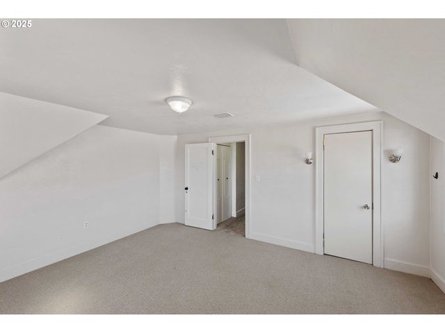 643 S 12TH Ct, Coos Bay, OR 97420