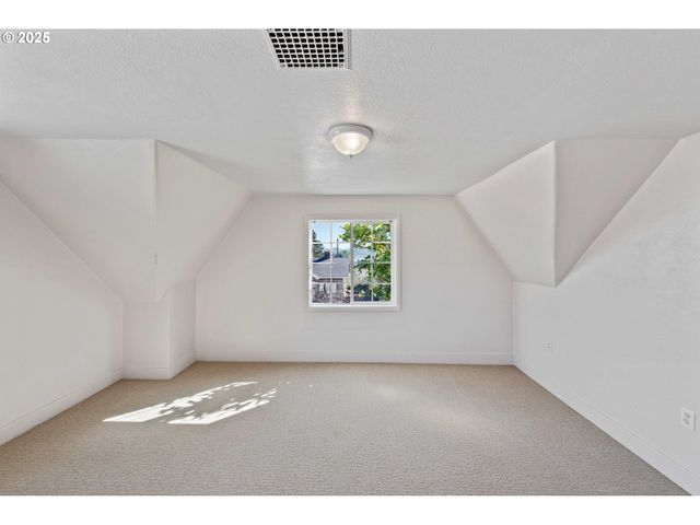 643 S 12TH Ct, Coos Bay, OR 97420