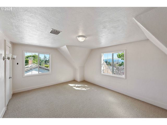 643 S 12TH Ct, Coos Bay, OR 97420