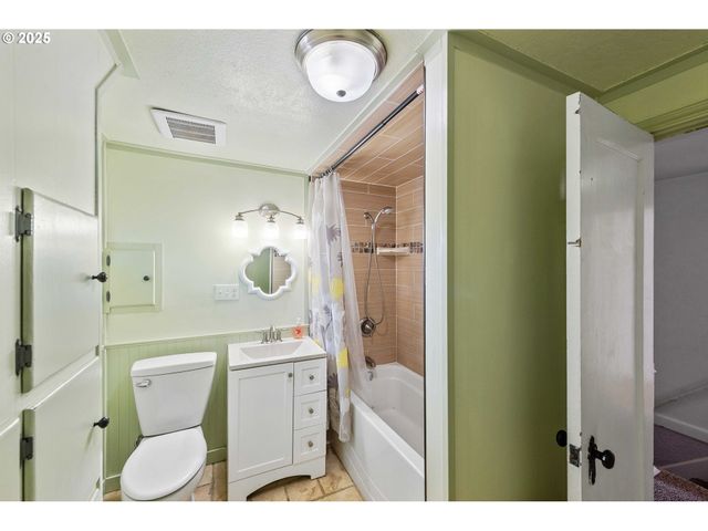 643 S 12TH Ct, Coos Bay, OR 97420