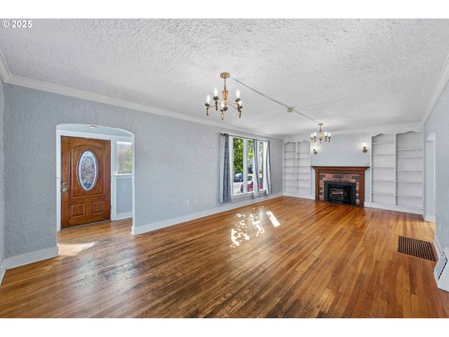 643 S 12TH Ct, Coos Bay, OR 97420