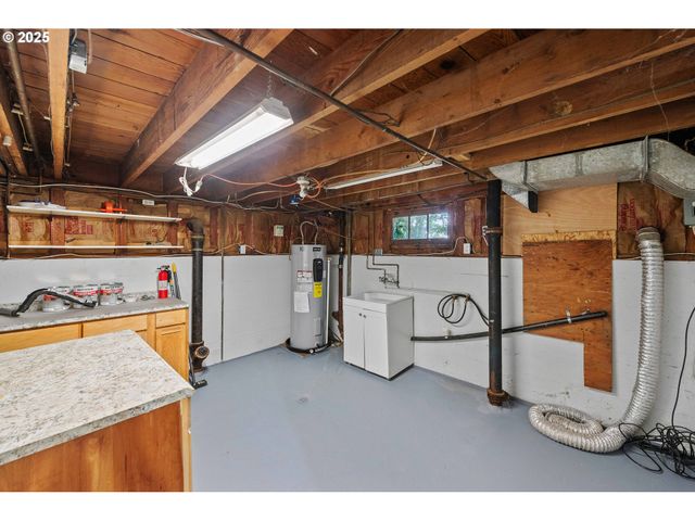 643 S 12TH Ct, Coos Bay, OR 97420