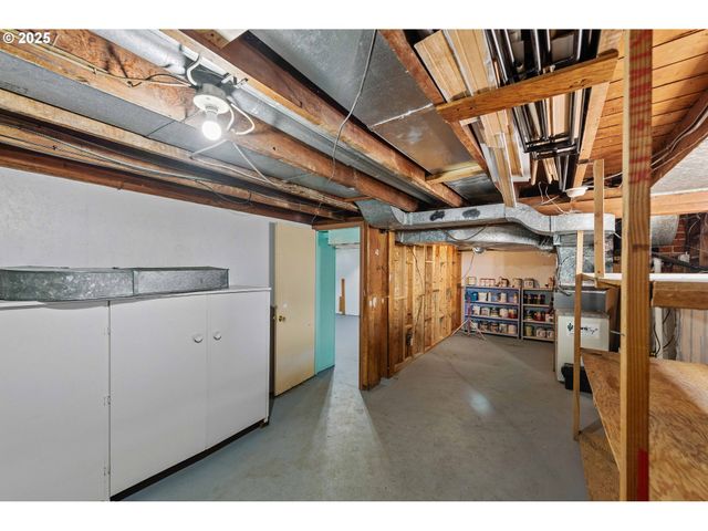 643 S 12TH Ct, Coos Bay, OR 97420