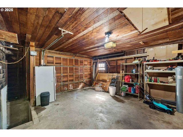 643 S 12TH Ct, Coos Bay, OR 97420