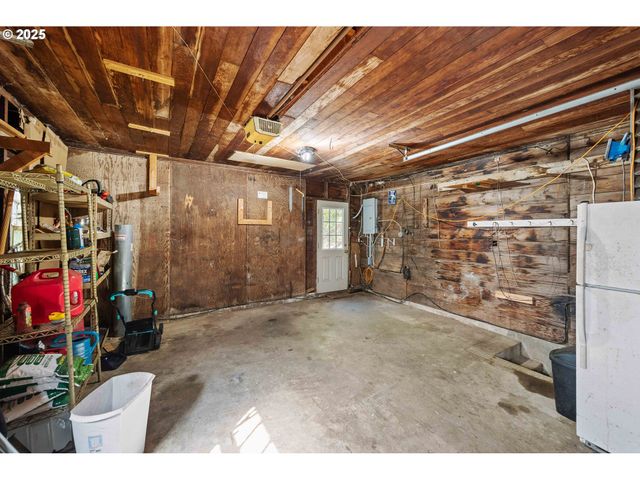 643 S 12TH Ct, Coos Bay, OR 97420