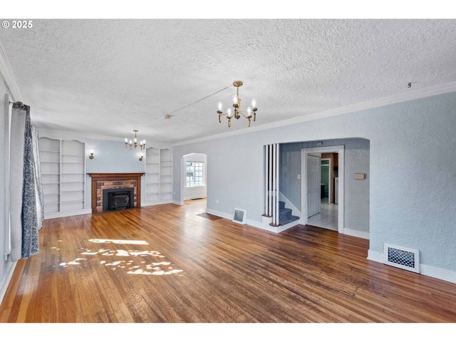 643 S 12TH Ct, Coos Bay, OR 97420