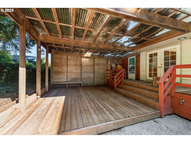 643 S 12TH Ct, Coos Bay, OR 97420