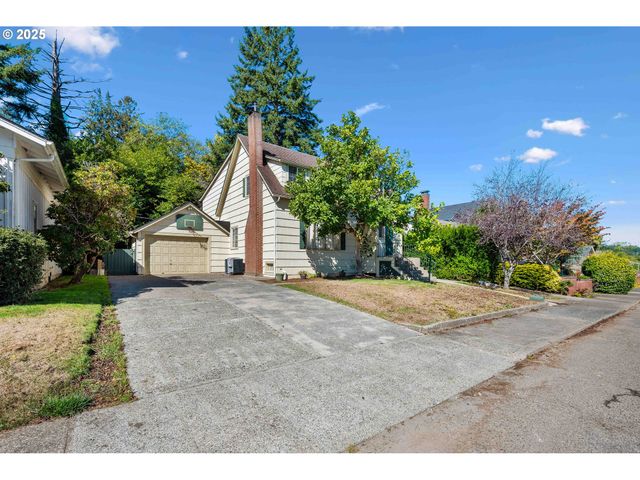 643 S 12TH Ct, Coos Bay, OR 97420