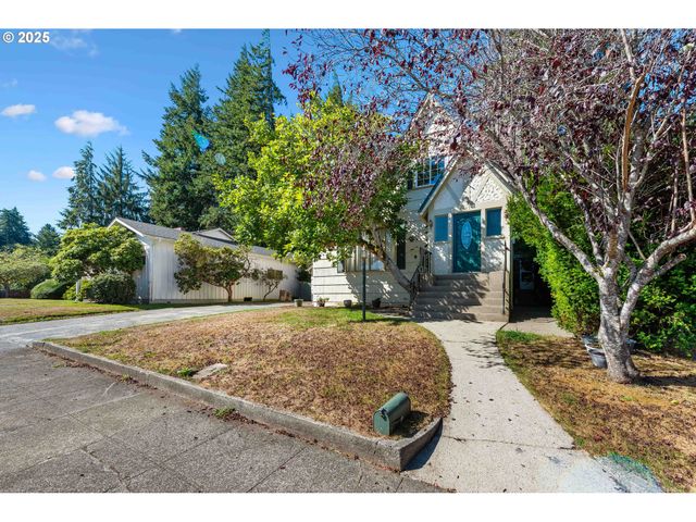 643 S 12TH Ct, Coos Bay, OR 97420