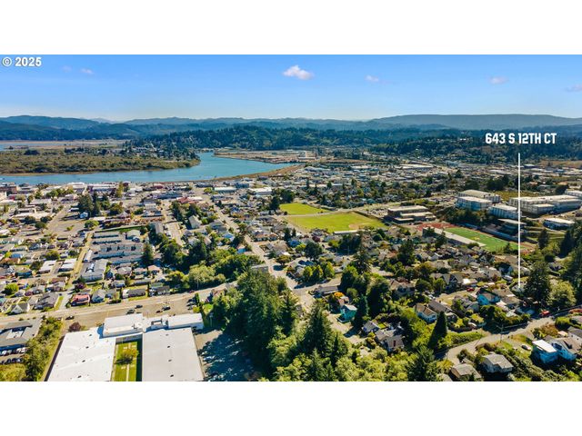 643 S 12TH Ct, Coos Bay, OR 97420