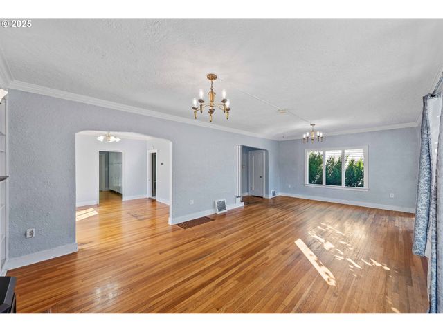 643 S 12TH Ct, Coos Bay, OR 97420