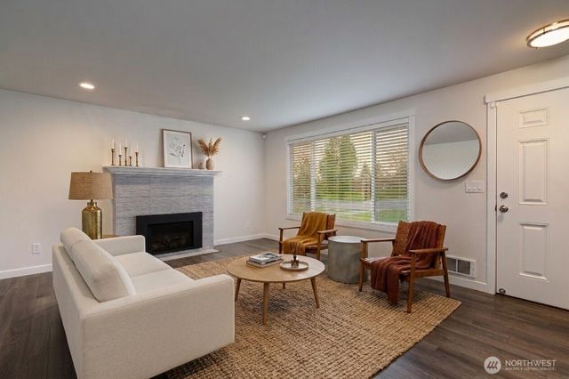 863 SE 6TH Avenue, Oak Harbor, WA 98277