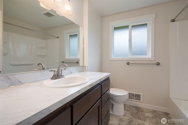863 SE 6TH Avenue, Oak Harbor, WA 98277