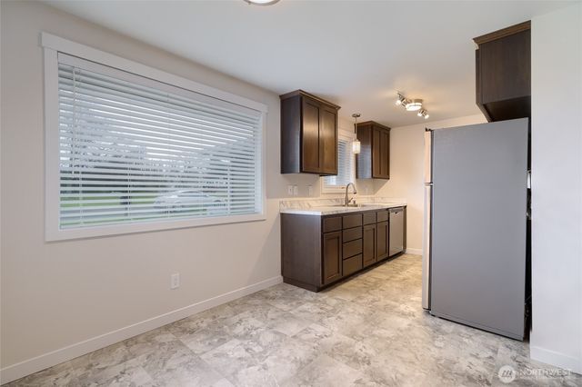 863 SE 6TH Avenue, Oak Harbor, WA 98277