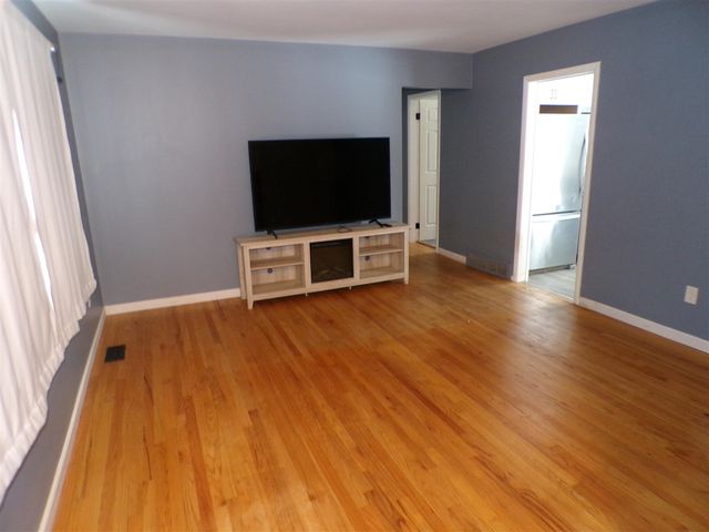 9942 Lincoln Street, Taylor, MI 48180