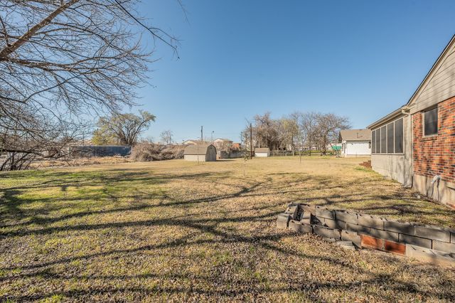 202 S Tower Street, Weatherford, TX 76086