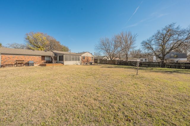 202 S Tower Street, Weatherford, TX 76086