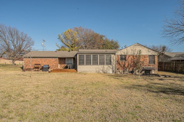 202 S Tower Street, Weatherford, TX 76086