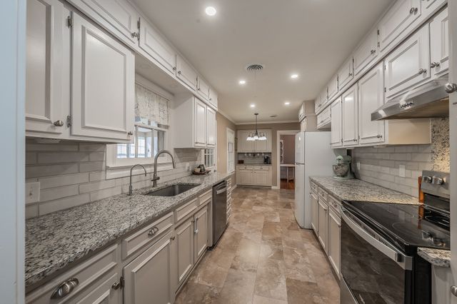 202 S Tower Street, Weatherford, TX 76086