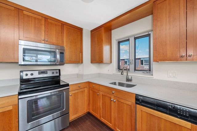 10 Hammond Pond Parkway 607, Newton, MA 02467