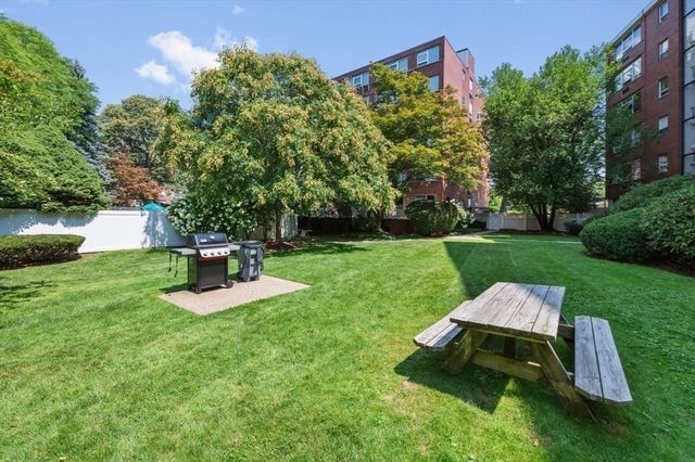 10 Hammond Pond Parkway 607, Newton, MA 02467