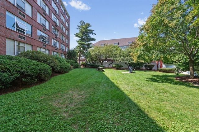 10 Hammond Pond Parkway 607, Newton, MA 02467