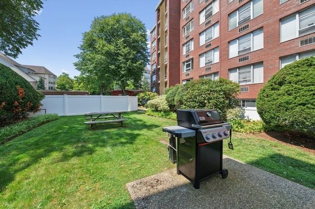 10 Hammond Pond Parkway 607, Newton, MA 02467