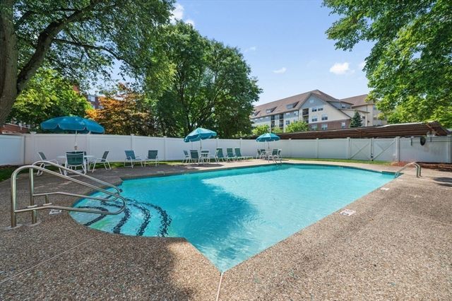10 Hammond Pond Parkway 607, Newton, MA 02467