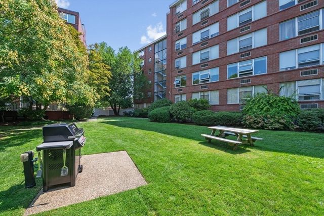 10 Hammond Pond Parkway 607, Newton, MA 02467