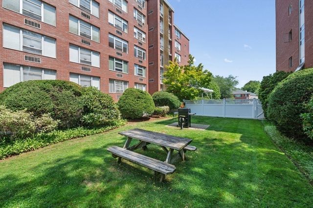 10 Hammond Pond Parkway 607, Newton, MA 02467