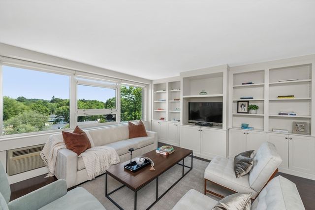 10 Hammond Pond Parkway 607, Newton, MA 02467