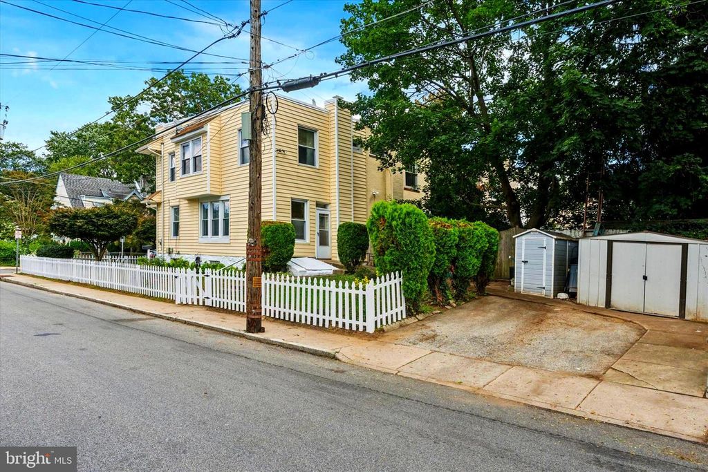 124 ARNOLD RD, Ardmore, PA 19003