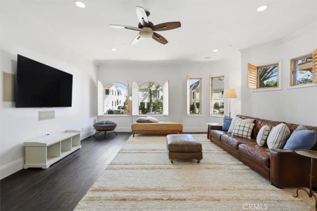 143 N Arnaz Drive 105, Beverly Hills, CA 90211