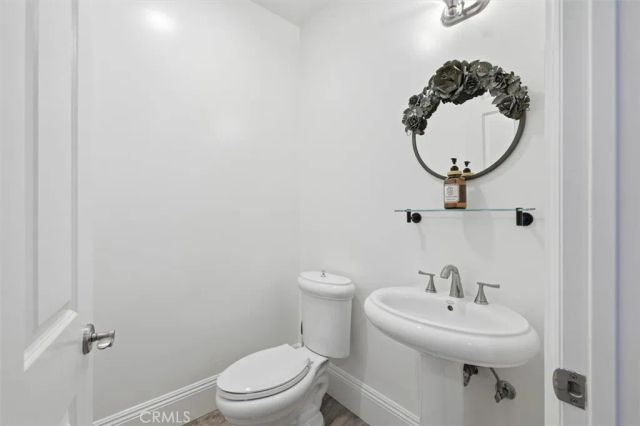 143 N Arnaz Drive 105, Beverly Hills, CA 90211