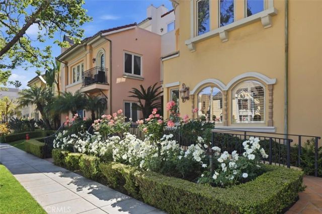 143 N Arnaz Drive 105, Beverly Hills, CA 90211