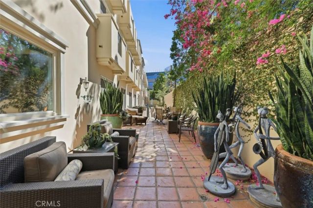 143 N Arnaz Drive 105, Beverly Hills, CA 90211