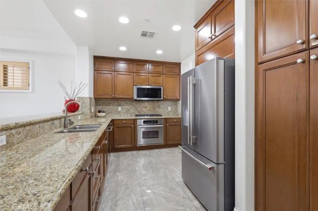 143 N Arnaz Drive 105, Beverly Hills, CA 90211