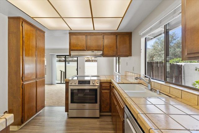 920 Shady Oak Dr, Santa Rosa, CA 95404