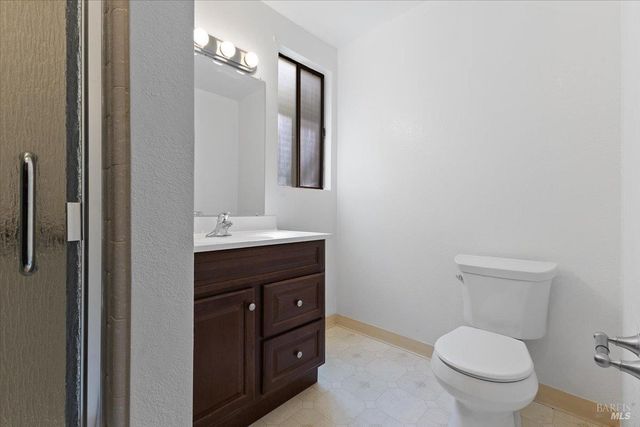 920 Shady Oak Dr, Santa Rosa, CA 95404