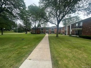 436 S FOX HILLS DR APT 5, Bloomfield Charter Township, MI 48304