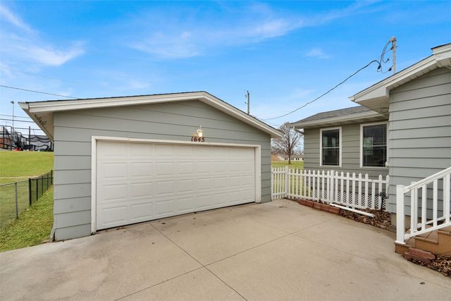 1645 A Avenue, Marion, IA 52302