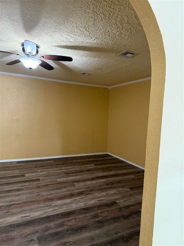1703 SE 47th St, Lawton, OK 73501