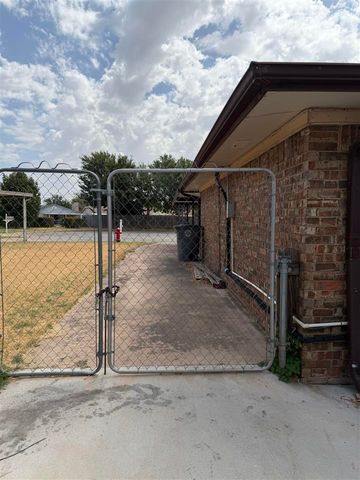 1703 SE 47th St, Lawton, OK 73501