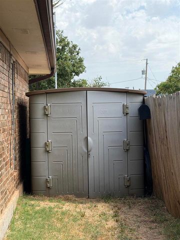 1703 SE 47th St, Lawton, OK 73501